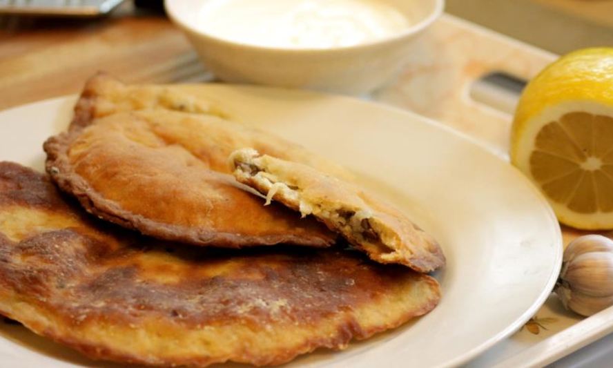 Рецепт чебурек с начинкой из баранины и брынзы с чесночным соусом