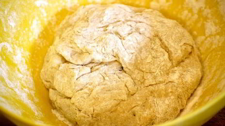 чебурек с начинкой из баранины и брынзы с чесночным соусом