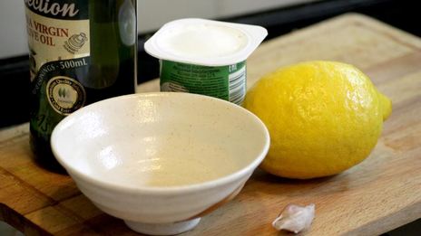 чебурек с начинкой из баранины и брынзы с чесночным соусом