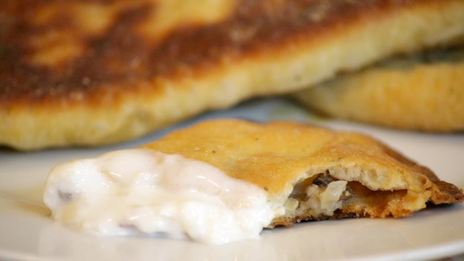 чебурек с начинкой из баранины и брынзы с чесночным соусом