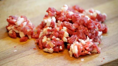 чебурек с начинкой из баранины и брынзы с чесночным соусом