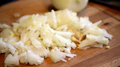 чебурек с начинкой из баранины и брынзы с чесночным соусом