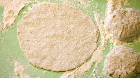 чебурек с начинкой из баранины и брынзы с чесночным соусом