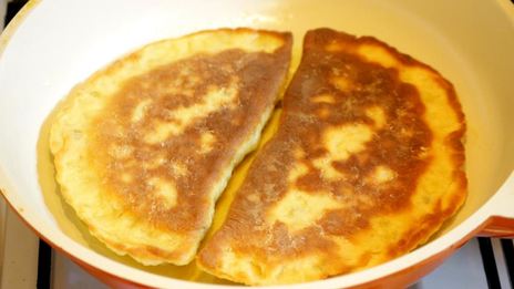 чебурек с начинкой из баранины и брынзы с чесночным соусом