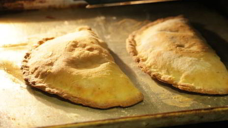 чебурек с начинкой из баранины и брынзы с чесночным соусом