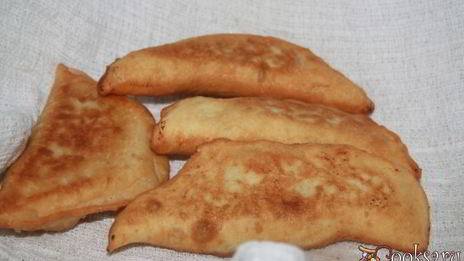 чебуреки с курицей и кислым яблоком на кефире