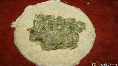 цельнозерновые чебуреки с начинкой из говядины и шампиньонов