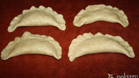 цельнозерновые чебуреки с начинкой из говядины и шампиньонов