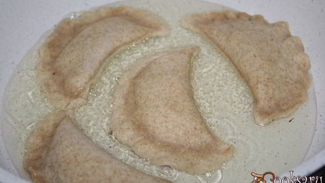 цельнозерновые чебуреки с начинкой из говядины и шампиньонов