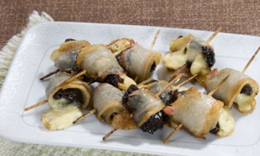 Рецепт чернослив, запеченный с сыром и беконом