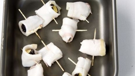 чернослив, запеченный с сыром и беконом