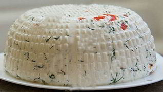 Домашний сыр с красным перцем