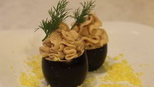 Черные яйца, фаршированные тунцом