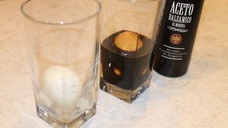 черные яйца, фаршированные тунцом