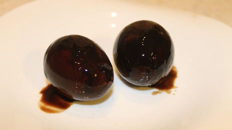 черные яйца, фаршированные тунцом