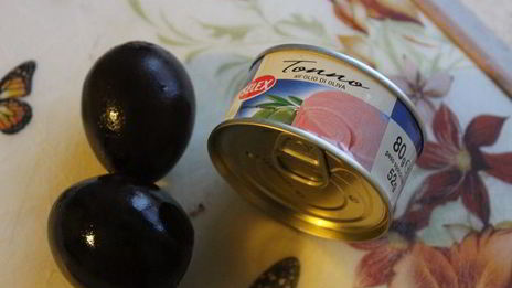 черные яйца, фаршированные тунцом