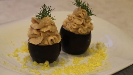 черные яйца, фаршированные тунцом