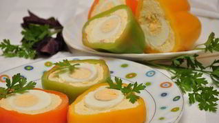 Фаршированные болгарские перцы с яйцом и сыром