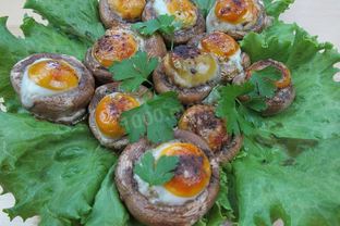 Фаршированные перепелиными яйцами грибы