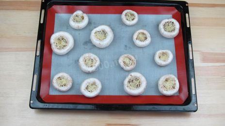 фаршированные перепелиными яйцами грибы