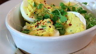 Фаршированные рокфором и водяным крессом яйца