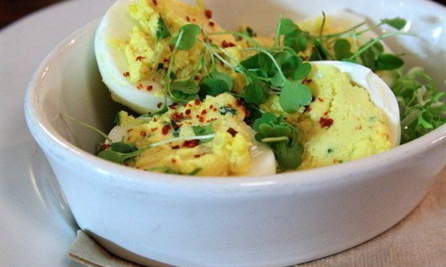 Рецепт фаршированные рокфором и водяным крессом яйца