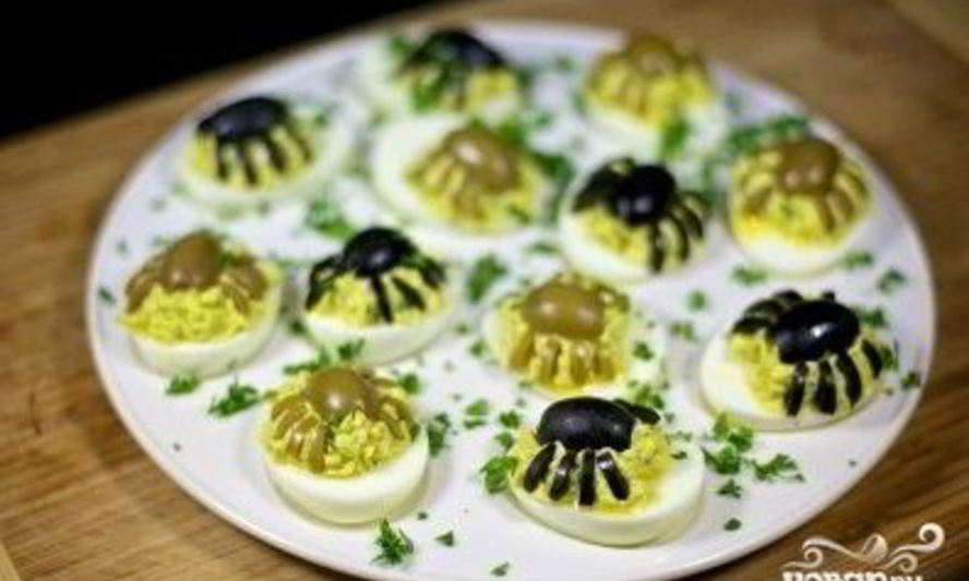 Рецепт фаршированные яйца-пауки на хэллоуин