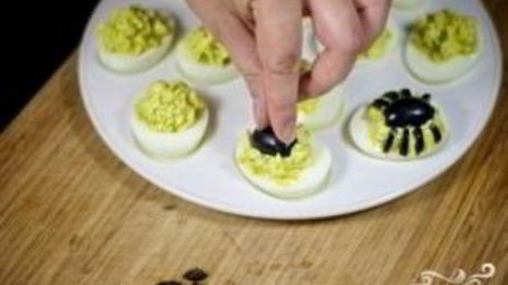 фаршированные яйца-пауки на хэллоуин