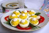 Фаршированные яйца под майонезом