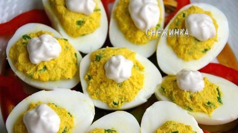 фаршированные яйца под майонезом
