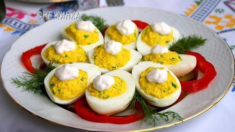фаршированные яйца под майонезом