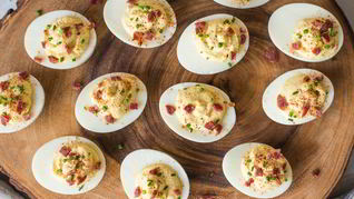 Фаршированные яйца с беконом