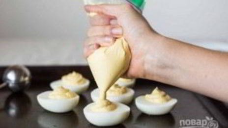 фаршированные яйца с беконом