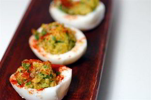 Фаршированные яйца с гуакамоле