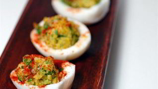 Фаршированные яйца с гуакамоле