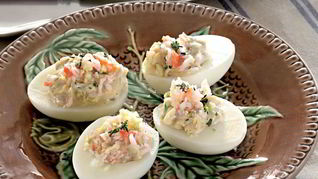 Фаршированные яйца с крабами в соусе равигот