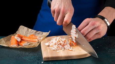 фаршированные яйца с крабовыми палочками