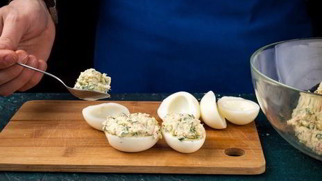 фаршированные яйца с крабовыми палочками