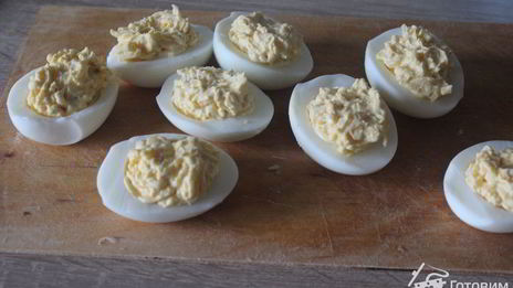 фаршированные яйца с сыром и красной икрой