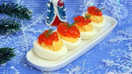 фаршированные яйца с сыром и красной икрой