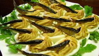 Фаршированные яйца со шпротами