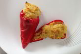 Перцы чили, фаршированные яйцами, пореем и креветками