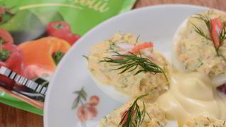 Яйца, фаршированные крабовыми палочками с майонезом