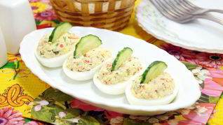 Яйца фаршированные крабовыми палочками