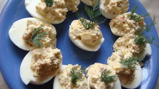 Яйца, фаршированные креветками и оливками