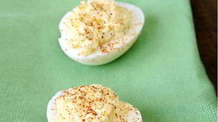 Яйца, фаршированные курицой с зеленью и лимоном