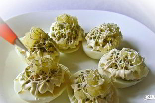 Яйца, фаршированные печенью трески