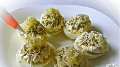 яйца, фаршированные печенью трески