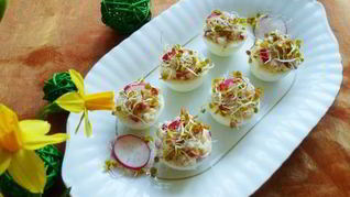 Яйца фаршированные пшеном и редисом