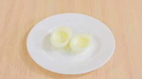 яйца, фаршированные сельдью и свеклой